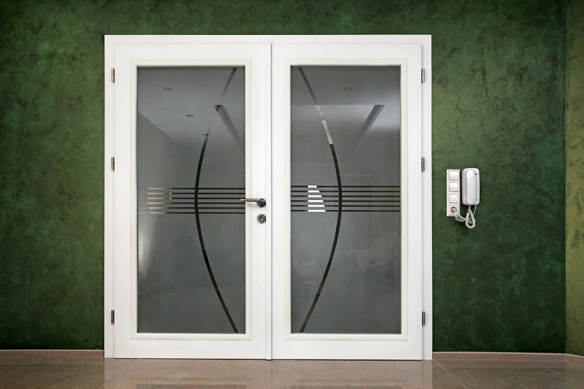 Derë për Sallon – Derë Dopio me Xham Dekorativ