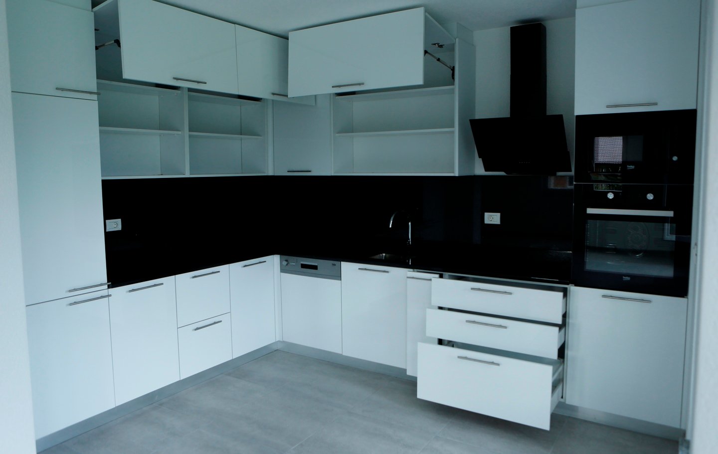 Kuzhinë Moderne – Dizajn Minimalist në Ngjyrë të Bardhë